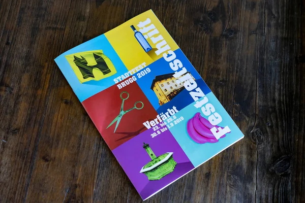 Stadftest Brugg 25 Ağustos 2019. Seçici odaklı ahşap bir masa üzerinde Stadtfest Brugg Dergisi.