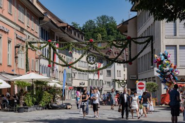 4 Temmuz'da Jugendfest Brugg 2019'da rutenzug sonrası brugg'un eski şehrinde yürüyen insanlar.
