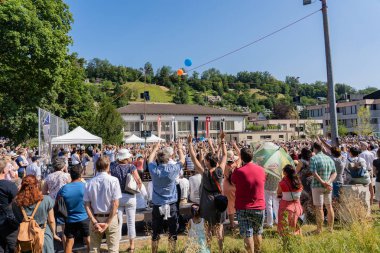 4 Temmuz'da Jugendfest Brugg 2019'da Morgenfeier'de heyecanlı insanlar.