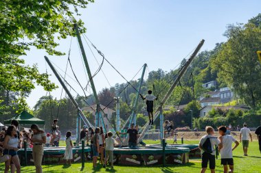 Jugendfest Brugg 2019'da 4 Temmuz'da Schuetzenmatt'ta trambolin cazibesi.