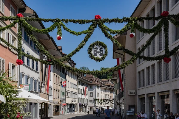 Jugendfest Brugg 2019'da 4 Temmuz'da Jugendfest için eski şehir Brugg'da taze çam dekorasyonu.