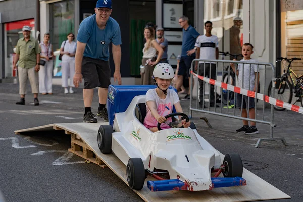 Adam jugendfest brugg 2019'da 4 Temmuz'da gülümseyen bir kızla bir go cart iter.