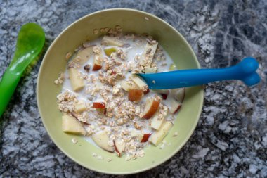 İsviçreli müsli hazırlanması.