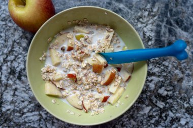 İsviçreli müsli hazırlanması.