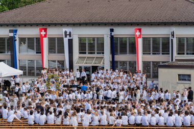 4 Temmuz'da Jugendfest Brugg 2019'da okul çocuklarından oluşan bir koro Morgenfeier'de birden fazla şarkı söyler..