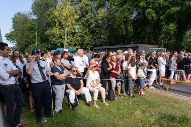 İzleyiciler 4 Temmuz'da Jugendfest Brugg 2019'da Morgenfeier'in konuşması için sınırlandırılmış bölgenin arkasında bekliyorlar..