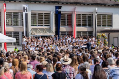 4 Temmuz'da Jugendfest Brugg 2019'da Hallwyler'de Bez-Chor'u dinleyen ler ve seyirciler.