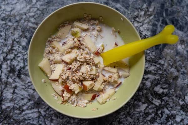 İsviçreli müsli hazırlanması.