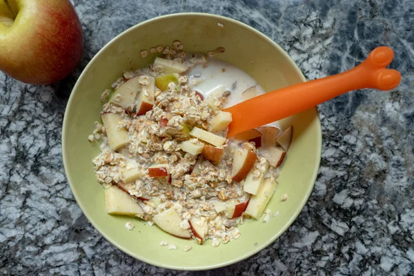 İsviçreli müsli hazırlanması.