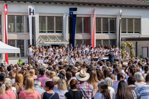 4 Temmuz'da Jugendfest Brugg 2019'da Hallwyler'de Bez-Chor'u dinleyen ler ve seyirciler.