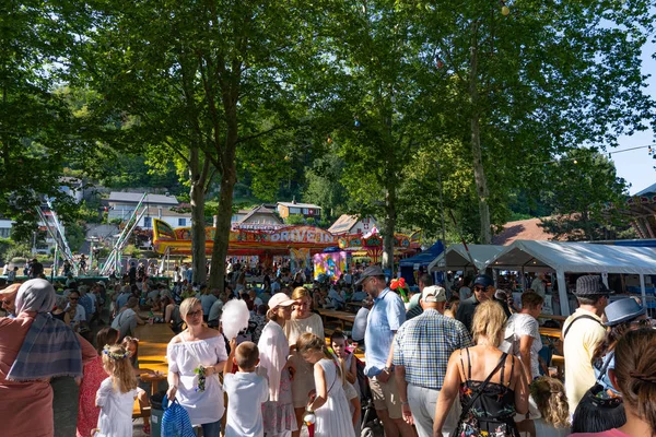 Människor på nöjesfält besöker LunaPark den 4 juli på Jugendfest Brugg 2019. — Stockfoto