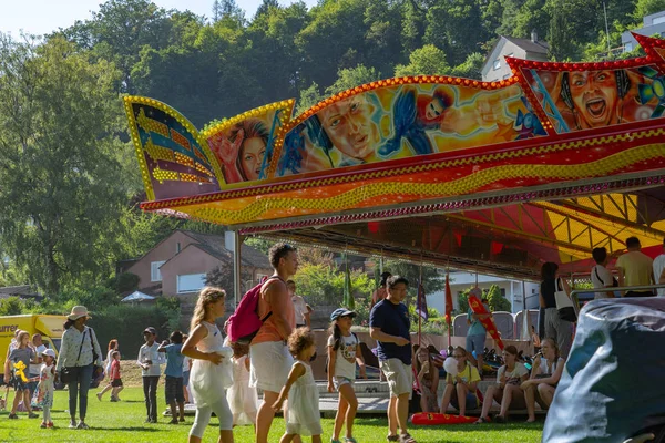 Besökare av radiobil och Auto Scooter i sommardag den 4 juli på Jugendfest Brugg 2019. — Stockfoto