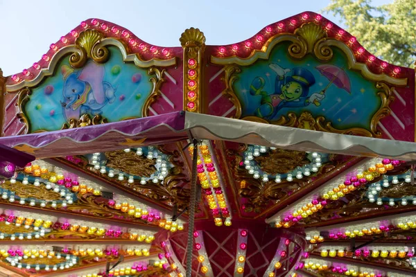 Ljus och dekoration av en karusell på Jugendfest Brugg 2019. — Stockfoto