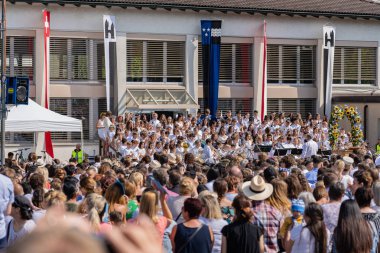 4 Temmuz'da Jugendfest Brugg 2019'da Hallwyler'de Bez-Chor'u dinleyen ler ve seyirciler.