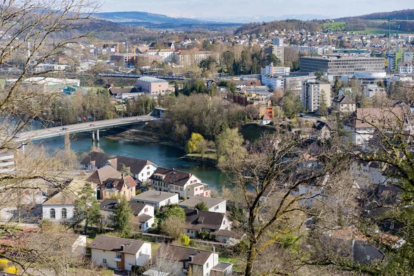 Stadtbild Brugg ost mit Brücke über die Aare und der Klinik königsfelden windisch. — Stockfoto