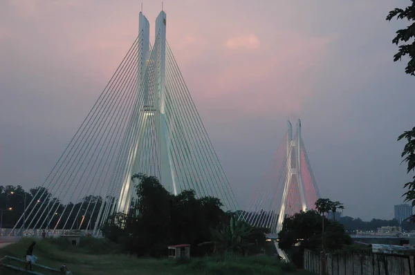 Brazzaville Kongo Aydınlanmış Köprü Pont Corniche Güzel Gökyüzü Ile Alacakaranlıkta — Stok fotoğraf