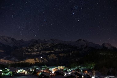 Gece gökyüzü dağ köyü üzerinde