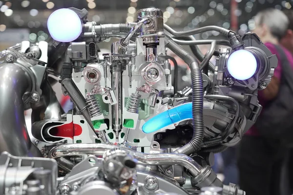 İsviçre Cenevre, Cenevre 'deki Autosalon Genf 2019' da motorun enjektörle kesiştiği yer.