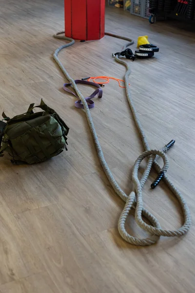 캠프를 체육관 장비와 주전자 모래주머니를 바닥에 체육관에서 작업하 — 스톡 사진