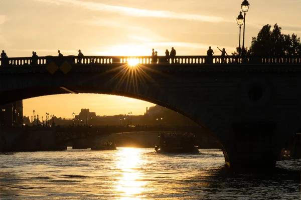 Silueta Mostu Jménem Pont Change Kde Lidé Při Západu Slunce — Stock fotografie