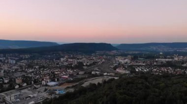 Habsburg Ormanı 'ndan görülen Brugg-Windisch' in sanayi, demiryolu ve yerleşim alanı üzerinde hava manzarası. Windisch, 8 numara. Ağustos 2020.