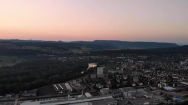 Habsburg Ormanı 'ndan görülen Brugg-West' in sanayi ve yerleşim alanının hava manzarası. Windisch, 8 numara. Ağustos 2020.