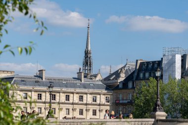 Pont Neuf 'ten Sainte-Chapelle kilisesinin çatısına, Adalet Sarayı' na ve sağ taraftaki Maison du Barreau 'ya bakın..