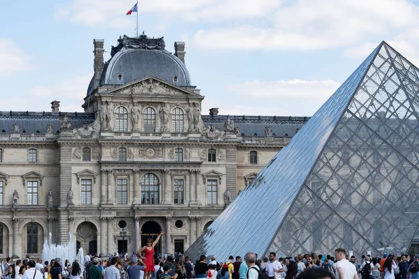 Louvre Müzesi Paris, güneşli bir günde ziyaretçiler. Sırada bekleyenler ya da selfie çekenler. Paris - Fransa, 31 Mayıs 2019