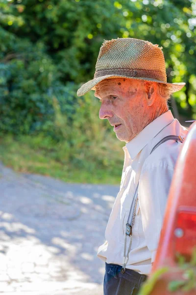 Portret Bardzo Starego Rolnika Słomkowym Kapeluszu Myślącego Życiu Przed Czerwonym — Zdjęcie stockowe