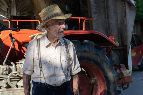 Retrato Granjero Muy Viejo Con Sombrero Paja Explicando Vida Delante —  Fotos de Stock