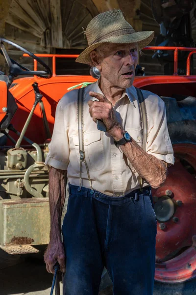 Retrato Granjero Muy Viejo Con Sombrero Paja Explicando Vida Delante —  Fotos de Stock