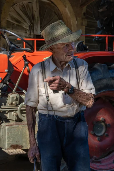 Portret Bardzo Starego Rolnika Słomkowym Kapeluszu Wyjaśniającym Życie Przed Czerwonym — Zdjęcie stockowe