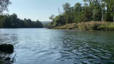 Yaz gününün sonlarına doğru, sakin ve sakin bir nehir. İsviçre 'nin en büyük nehirlerinden birinin tabancası Schinznach' taki baraj olabilir. Yürüyüş, bisiklet ve gezginler için sakin bir yer..