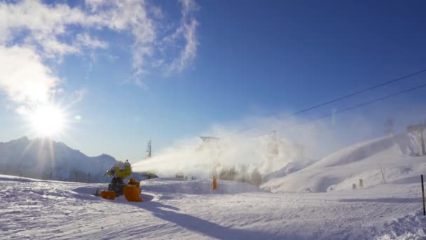 스키장에서는 산비탈에 자연의 보충하기 노란색 케이블카를 배경으로 오후늦게 리조트에서 기계를 — 비디오