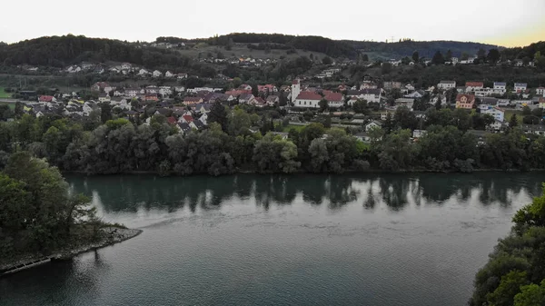 İsviçre 'nin Brugg kentindeki Aare nehrinin eski kanalı üzerindeki hava manzarası. Umiken ve Riniken 'deki kilise ve yerleşim alanına bakın..