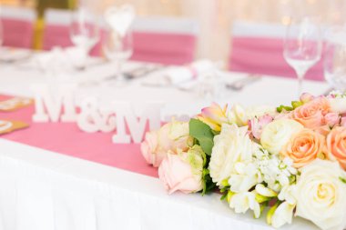 görkemli bir masa bir düğün yemeği için ayarla