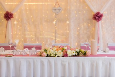 görkemli bir masa bir düğün yemeği için ayarla