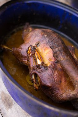 Güzel yemek: tüm ördeği yakın plan tabakta pişirmek