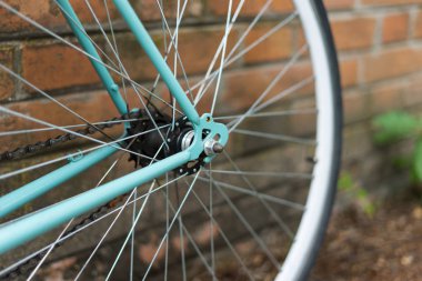 Bisiklet detayı, tuğla duvarın yanında.