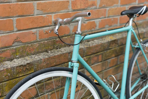 Λεπτομέρεια Ποδηλάτου Κοντά Τοίχο Από Τούβλα — Φωτογραφία Αρχείου