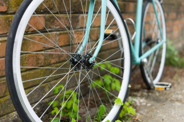 Bisiklet detayı, tuğla duvarın yanında.