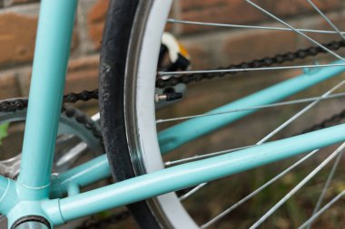 Bisiklet detayı, tuğla duvarın yanında.