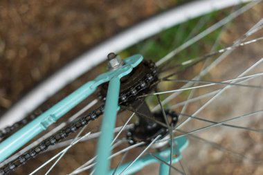 Bisiklet detayı, tuğla duvarın yanında.