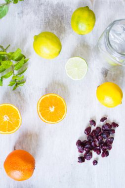 portakal, limon, kireç ve nane. Eski ahşap bir masada sulu olgun narenciye.