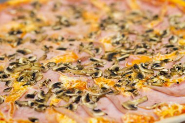 Domates soslu pizza, peynir ve mantar.