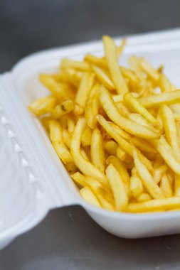 Beyaz kutuda kızarmış patates.