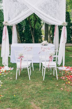 Güzel bir düğün ya da seremoni, beyaz sandalyeler.