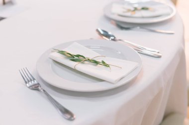 Yapraklı şık bir yemek masası.