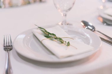 Yapraklı şık bir yemek masası.