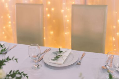 Yapraklı şık bir yemek masası.